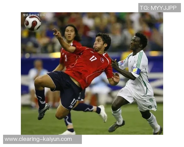 足球运动员比赛中意外露出内裤引发热议网友纷纷调侃其尴尬瞬间